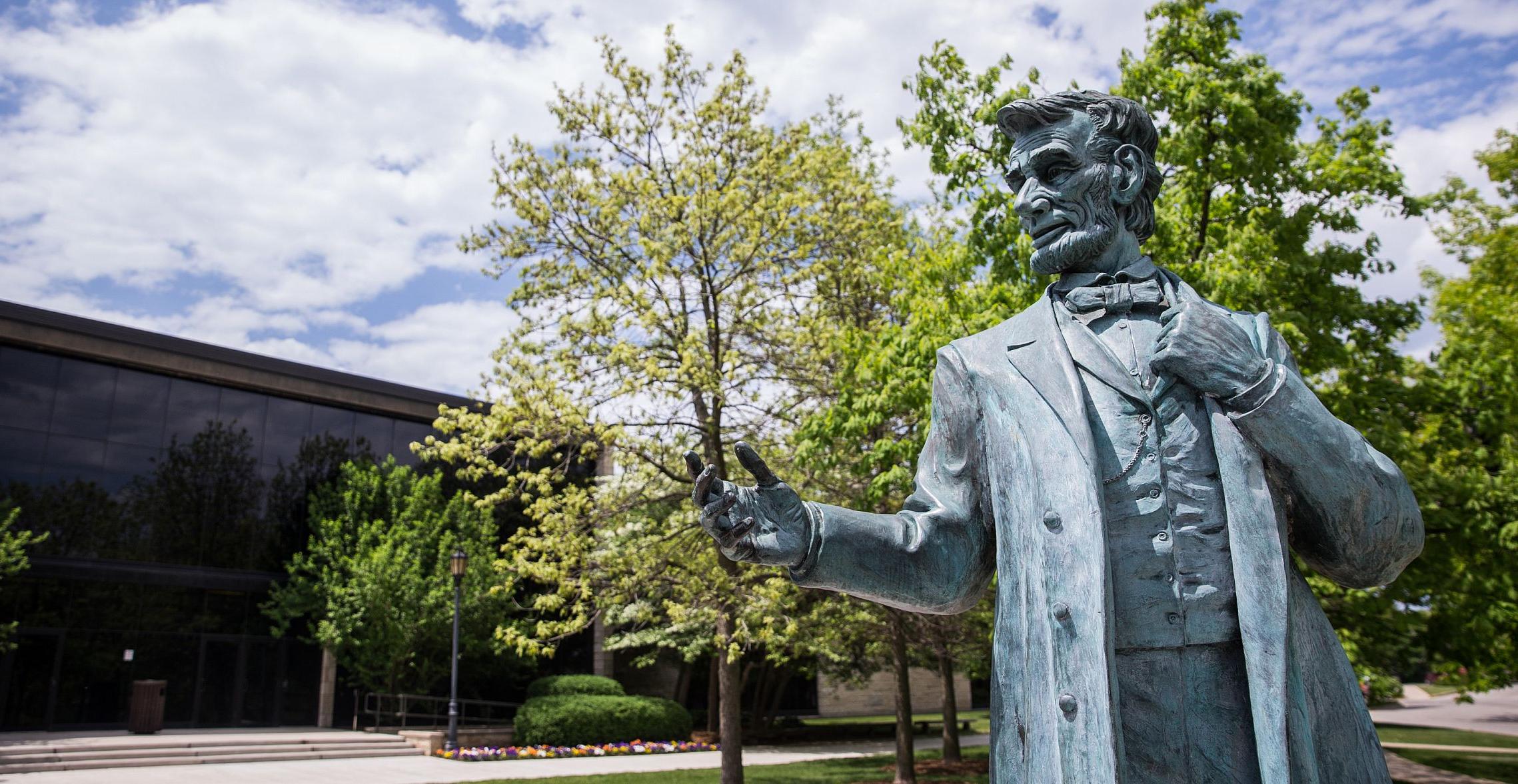 Abraham Lincoln statue on BETVLCTOR伟德登录's campus.